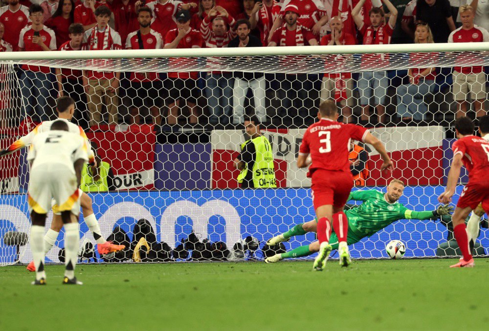 Воротар Каспер Шмейхель з Данії пропускає гол із пенальті під час матчу 1/8 фіналу Євро-2024 між Німеччиною та Данією в Дортмунді, Німеччина.