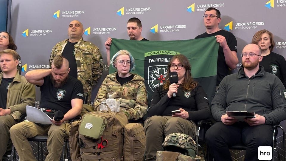 Директорка фонду батальйону Юлія Шевчук під час брифінгу