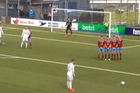 Футболист в чемпионате страны забил 4 гола за 14 минут