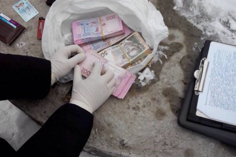 Заммэра Северодонецка задержали при получении 135 тыс. гривен взятки