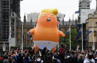 ​В Лондоне на демонстрации надули воздушный шар в виде "малыша Трампа"