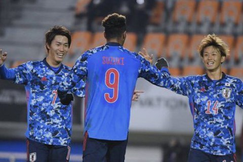 В матче сборных Китая и Японии китайский футболист едва не снес голову сопернику ударом кунг-фу