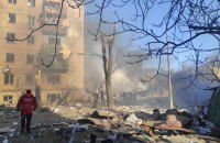 Київ: російські війська обстріляли парковку ТЦ у Подільському районі, є жертви