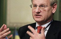 Бильдт считает странным планирование Януковичем в текущей ситуации визита в Москву