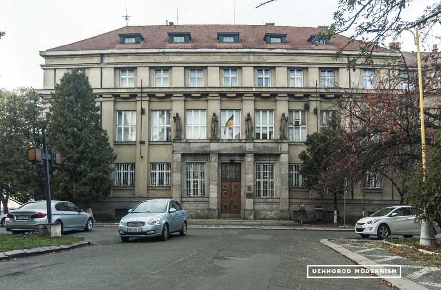 Палац філії Народного банку в Ужгороді (збудований у 1933 році за проєктом празького архітектора Франтішека Шрамека) на пл. Пушкіна, 1.