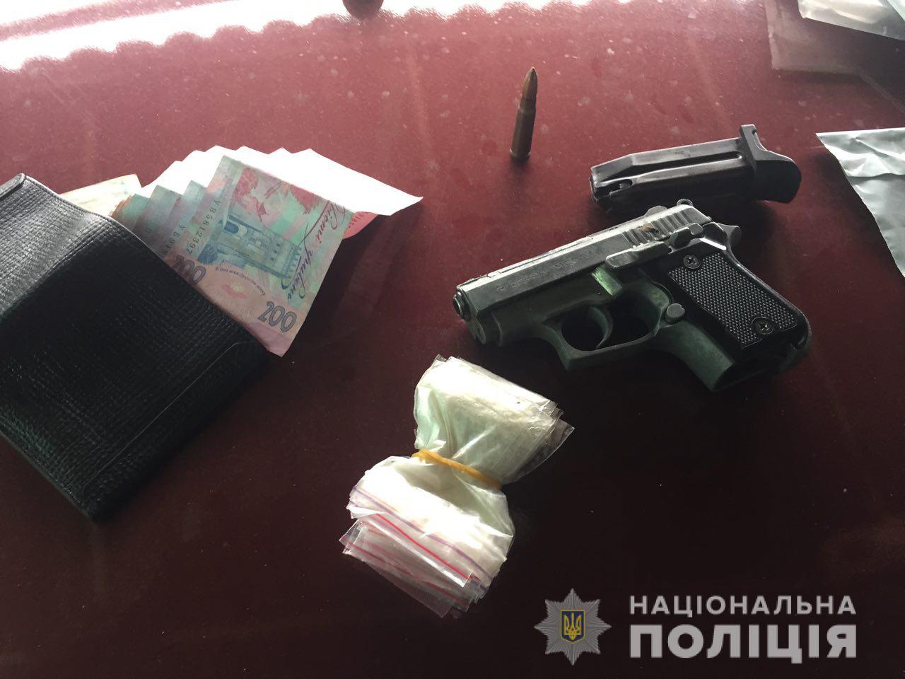 В Херсоне задержали двух вооруженных наркоторговцев с амфетамином на 300 тыс. гривен 1