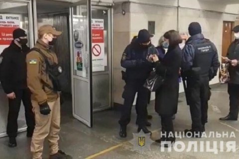 Полиция с помощью громкоговорителя призывает киевлян соблюдать карантинные требования