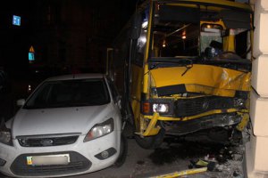 Во Львове в результате столкновения маршрутки и микроавтобуса погиб пешеход