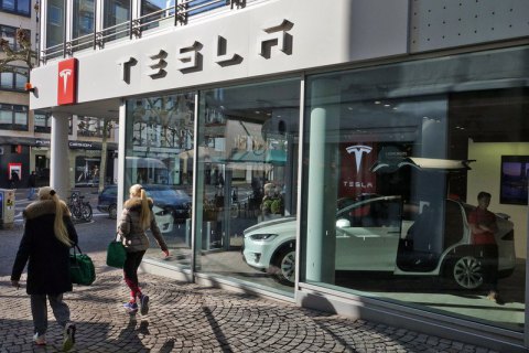Tesla закриє всі магазини і повністю перейде на онлайн-продажі