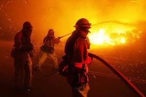 Французские пожарные борются с огнем возле морского курорта