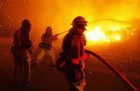 Французькі пожежники борються з вогнем біля морського курорту