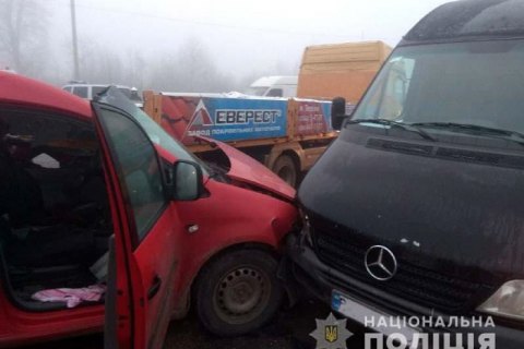 На скользкой дороге возле Ровно столкнулись семь автомобилей