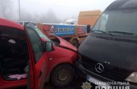 На скользкой дороге возле Ровно столкнулись семь автомобилей