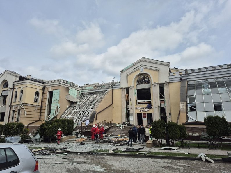 Суми після російської атаки 13 квітня 2025 року. 