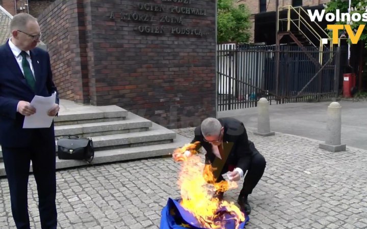 У Польщі розслідують інцидент зі спаленням прапора ЄС 