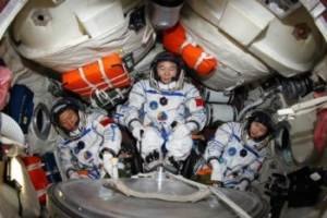 Российские космонавты попросили им привезти сырокопченой колбасы