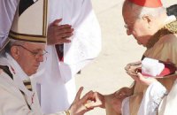 Папа Франциск отменил два титула для священников