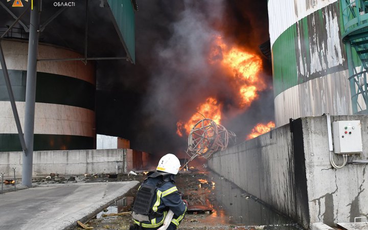 83 рятувальники гасили пожежу на промисловому підприємстві в Миколаєві (оновлення)