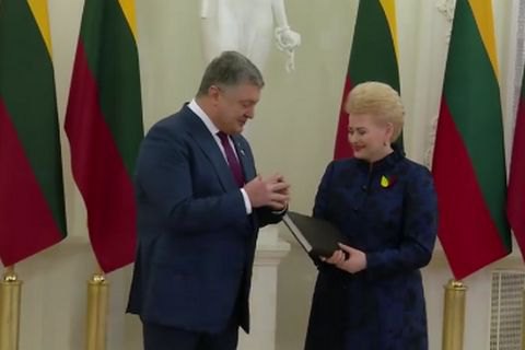 Порошенко подарував Грибаускайте "Луцький список" Другого Литовського Статуту