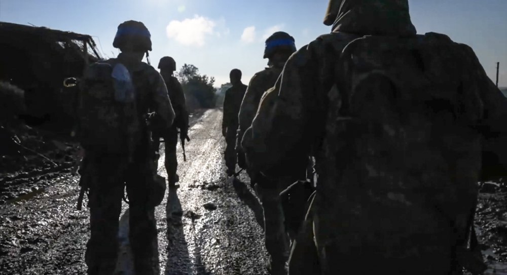 Кадр з фільму «2000 метрів до Андріївки».