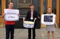 Журналисты принесли Януковичу корзину с лапшой