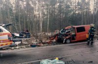 На Рівненщині зіткнулись мікроавтобус і вантажівка. Три людини загинули, ще дві травмовані