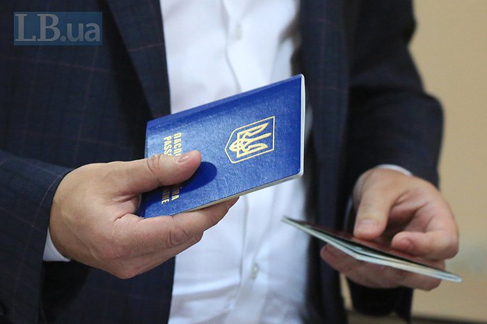 Адвокат Романа Насірова тримає паспорти свого підзахисного під час засідання суду в Києві