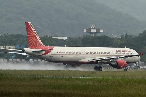 В аэропорту Мумбая мужчину засосало в турбину самолета