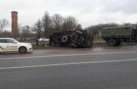 У Миколаївській області від військової вантажівки відірвався причіп і врізався в зупинку, загинула жінка