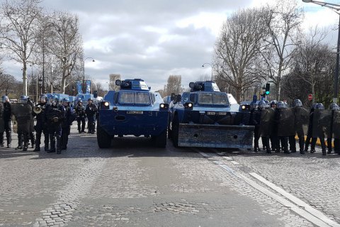 В Париже возобновились столкновения между полицией и протестующими "желтыми жилетами"