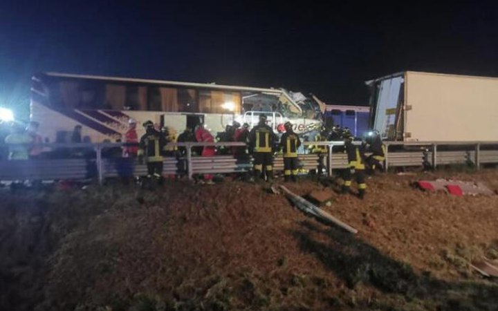 ДТП в Італії: автобус із українськими туристами врізався у польську вантажівку-рефрижератор