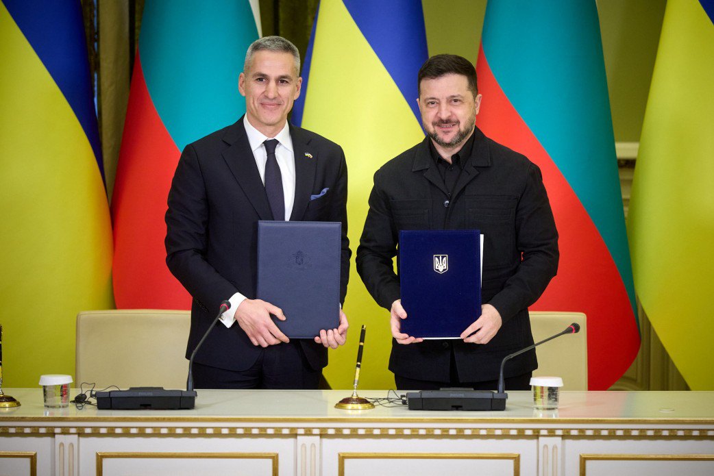  Президент України Володимир Зеленський і Прем’єр-міністр Болгарії Андрей Гюров підписали Угоду про співробітництво у сфері безпеки щонайменше на 10 років. 30 березня 2026 р