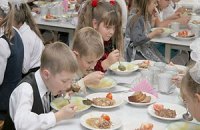 20 дітей підчепили інфекцію у шкільній їдальні в Дніпропетровській області