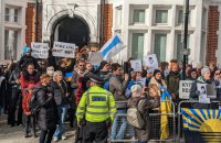 Біля посольства Росії в Лондоні зібралися протестувальники