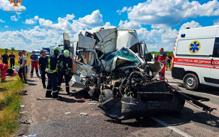 На Черкащині зіткнулися мікроавтобус і вантажівка, четверо загиблих