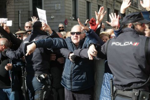 В Мадриде протестующие пенсионеры заблокировали вход в парламент