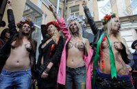 FEMEN разругались со сторонниками Тимошенко у Печерского суда