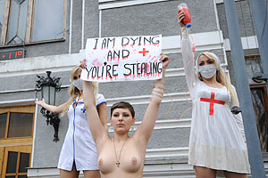 Femen выступили в защиту онкобольных