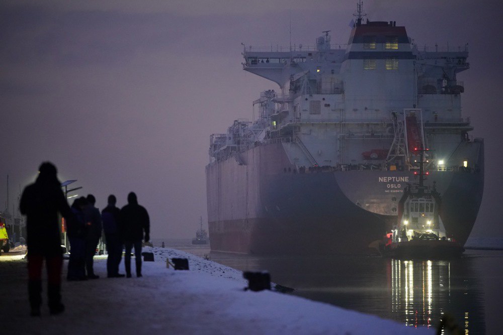 Танкер СПГ «Нептун» у промисловому порту Любміна, Німеччина, 16 грудня 2022 р.