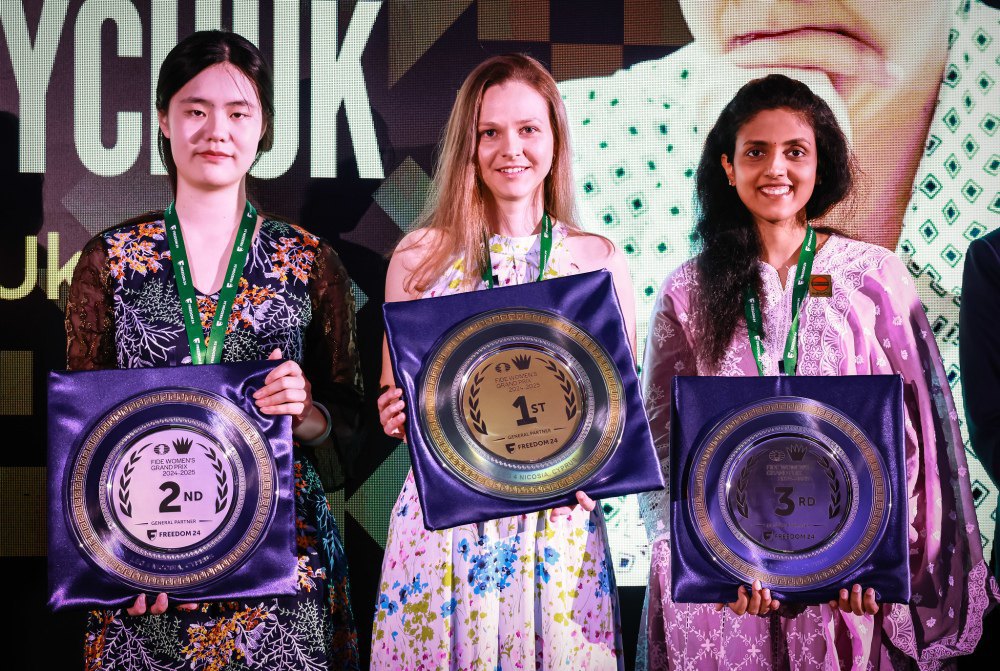 Анна Музичук з нагородою (по центру)