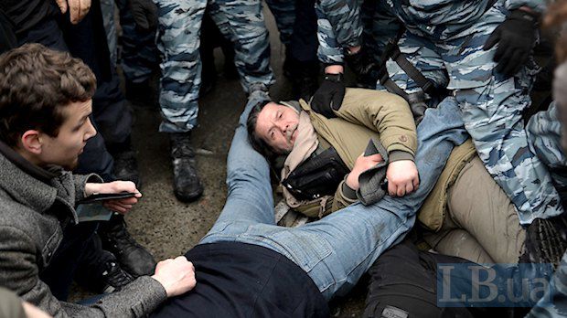 Депутат от Батькивщины Александр Бригинец во время защитников Гостиного двора. Беркут проводит задержание