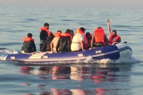 На Ла-Манші перехопили 13 човнів з понад 130 мігрантами, серед них 23 дитини