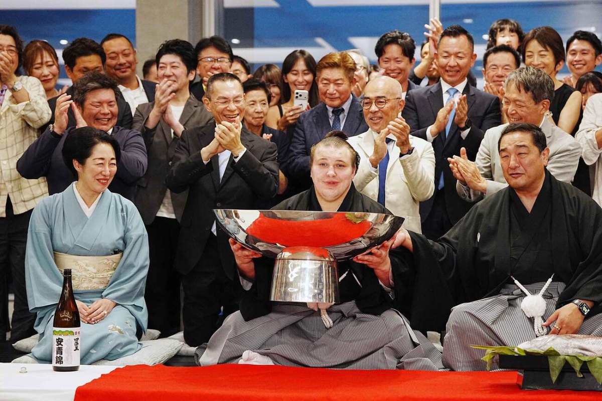Аонішікі Арата з кубком після перемоги на турнірі <i>Nagoya Basho</i>