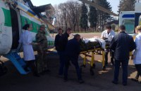 Пораненого на КПВВ "Мар'їнка" прикордонника вертольотом доставили в лікарню у Києві