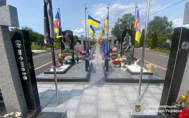 У Черкасах взяли під варту підозрюваного у нарузі над могилами загиблих військових