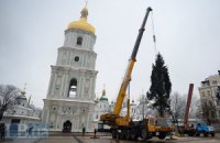 На Софійській площі в Києві сьогодні встановлюють новорічну ялинку