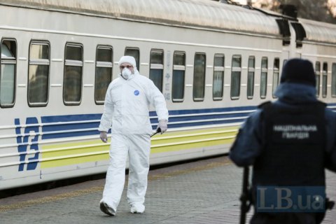 "Укрзализныця" будет бесплатно возить медиков на служебных поездах 
