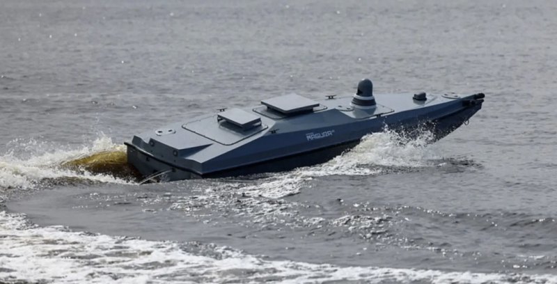 Морський дрон <i>Magura V7</i>“></p>



<p>Фото: Defence Express / Морський дрон <em>Magura V7</em></p>



<p>Хто, наприклад, міг подумати, що, фактично не маючи власного флоту, ми заженемо сучасні російські бойові кораблі за бонні загородження в далекому Новоросійську? Але це сталося. Нова технологія війни, створена і випробувана фахівцями ГУР, допомогла Україні здобути стратегічно важливу перемогу на Чорному морі. </p>



<p>Хто ще три роки тому міг уявити, що наші БпЛА досягатимуть і знищуватимуть ворожі цілі в Казані, Підмосков’ї чи за полярним колом у Мурманську? Але сьогодні все це повсякденна робота спецури генерала Буданова.</p>



<p>Якщо раніше нас боялись лише окремі «товаріщі» в генштабі росії, то тепер нас добре знає та остерігається вся вертикаль Кремля. І недарма. Операції ГУР не лише на морі, але й у повітрі, на землі, у кіберпросторі дедалі відчутніше підривають здатність агресора продовжувати геноцидну війну проти України. </p>



<p>Росіянам ніде не буде спокою. Це їм гарантують наші розвідники з «Острова». Той, хто посіяв вітер на землі сусіда, неодмінно пожене вогняну бурю у власній хаті. Відплата за злочини ворога невідворотна.</p>



<h3 class=