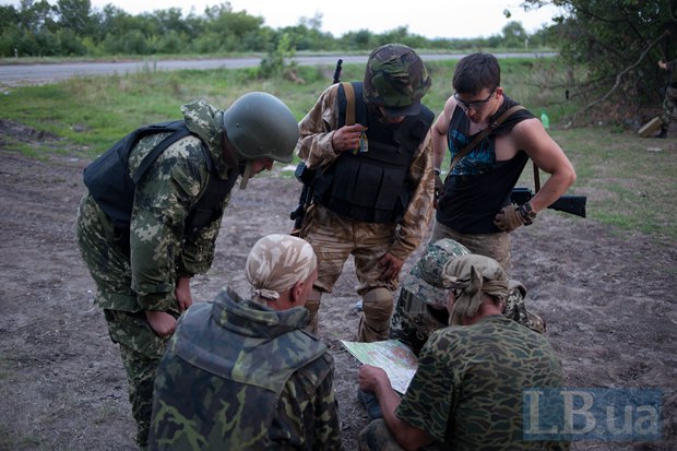 Бойцы батальона «Айдар» изучают карту местности
