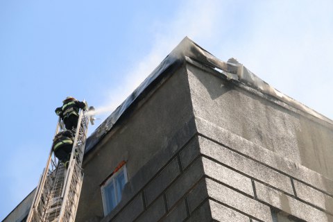 В Харькове из-за пожара на крыше 8-этажного жилого дома эвакуировали 37 человек